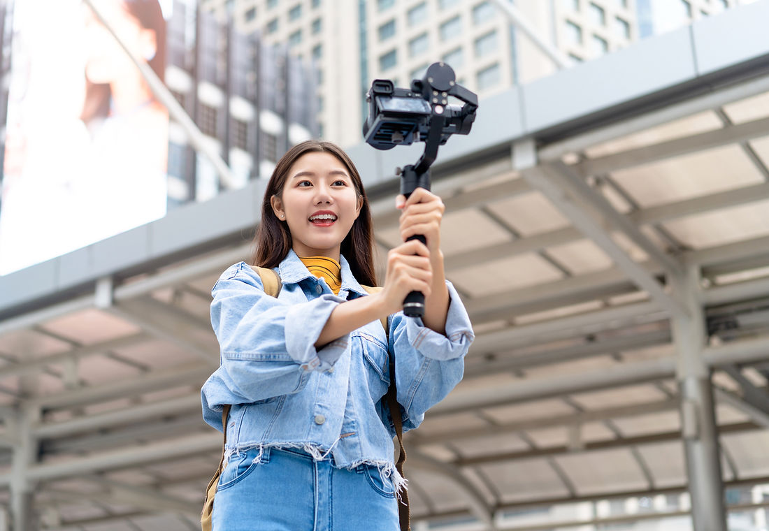 カメラの前で発信するインフルエンサー