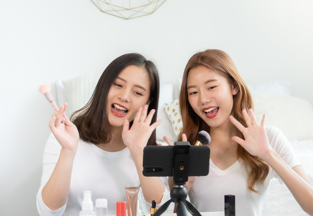 ライブ配信で商品を紹介するクリエイター